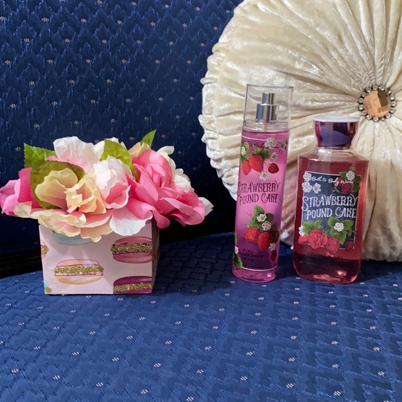 Bath & Body Works Other - ❤️BATH & BODY WORKS SET. . . STRAWBERRY POUND CAKE